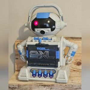 Vintage 2XL Robot From The 90's Works! No Tapes But You Can Hear It Plays Tapes